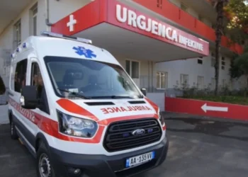 Tronditëse! Një burrë gjendet i vd*kur në banesë, dyshohet se…