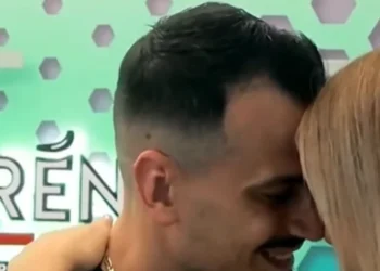 Plasen cokollatat! Cfarë ndodhi mbrëmë mes Brikenës dhe Mateos vec ledhatimeve e fërkimeve? (Video)