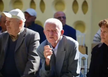 Qeveria ‘hap qesen’ për pensionistët/ Bonusi për festat e fundvitit, ja shuma që do të marrin