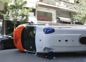 E rende! Autoambulanca përmbyset rrugës për spital, ndërron jetë pacienti