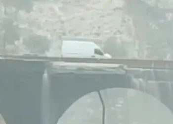 P*nik për shoferët në Siçili, ura fillon të shembet teksa automjetet kalonin mbi të (Video)