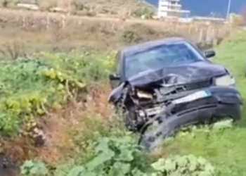 Aksident i frikshëm në vend! Dy makina bëhen copash, raportohet se ka…