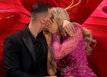 NUK PRITEJ! Reagojnë familjarët e Mateos dhe Brikenës pas puthjes së parë mes tyre