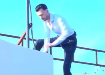 E bujshme! Kristi Lamaj THYEN rregullat e BBVA, RIKTHEHET në shtëpi duke kapërcyer murin…