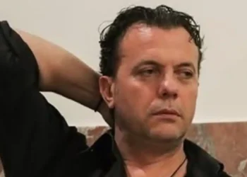 Puthi vajzën me forcë në Përputhen, vjen reagimi i fortë i Laert Vasilit! Cudi e madhe çfarë i ka bërë vajza