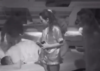 Video/ Selin godet me një objekt Rogertin, ai bërtet nga dhimbja që iu shkaktua