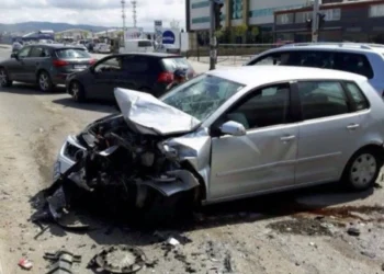 Aksident i tmerrshëm në vend! Dy makina bëhen copash, humb jetën 25 vjecari