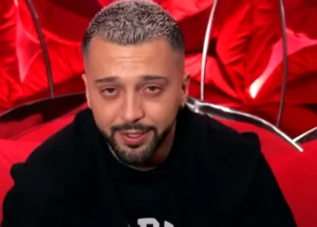 Mes dhimbjes së humbjes së vëllait, vjen REAGIMI I PAPRITUR nga menaxheri i Gjestit!