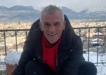 ‘E g*diste me çekiç…’ Dalin detaje të rënda nga vr*sja e Petritit, gruaja e tij pa gjithcka me sy