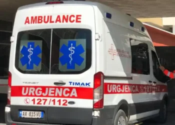 Aksident i rëndë në aksin Fier–Patos, tre persona mbeten të…