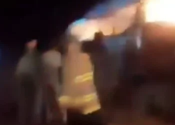 Tragjedi, autobusi plot me emigrantë përplaset me kamionin dhe shpërthen në flakë, vd*sin 71 persona (VIDEO)