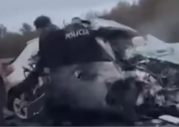 Aksident fatal në Durrës, makina tërësisht e shkatërruar – dyshohet për një vikt*më