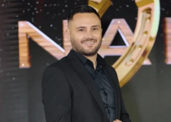 Tashmë PUBLIKE! Bes Kallaku BEFASON rrjetin me foton me partneren e re