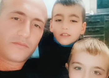 Lot, britëma dhe hidhërim! U jepet LAMTUMIRA e fundit të dy vëllezërve që u mb*ten ditën e djeshme!