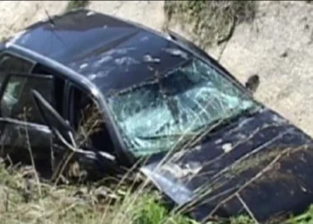 Shmangu përplasjen me mjetin tjetër, makina përfundon në kanal. Shoferi i…