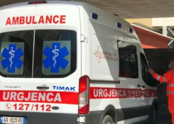 Tragjike në vend/ Ra në kontakt me energjinë elektrike, humb jetën elektricisti!