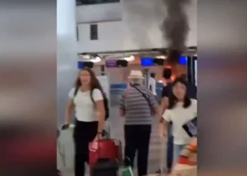 Momente paniku dhe kaosi në aeroportin e Milanos, një person i vë zjarrin koshit të mbeturinave! Momenti kur pasagjerët largohen me vrap