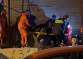 Ngjarje fatale! Mësuesi i anglishtes bie nga kati i gjashtë dhe mbetet i varur ne…