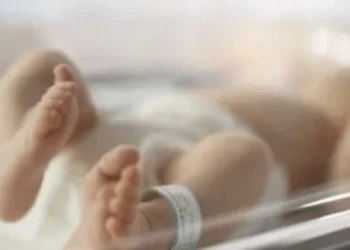 E rëndë/ Foshnja lind 6-muajshe por gjen vd*kjen pasi i mituri e hedh në dysheme