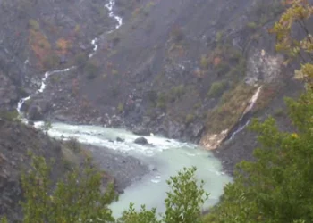 Po kthehej në banesë, por vd*kja e gjeti në rrugë! 49 vjecari bie në lumë dhe humb jetën