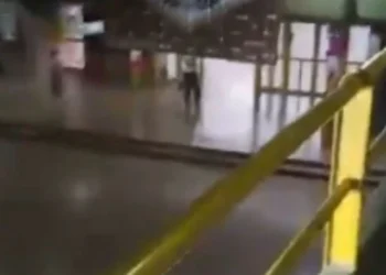 Ngjarje rëndë ne kete vend/ Të shtëna me a*më zjarri në një shkollë, ndërron jetë 13-vjeçari