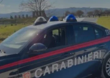 Shqiptari hyn ilegalisht në Itali dhe merr peng ish-gruan me 2 fëmijët