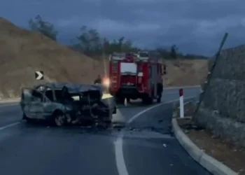 Aksident i frikshëm në vend! Përplasen keq dy makina, njëra shpërthen në fIakë!