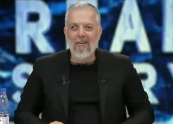 U shfaq duke puthur vajzën e tij në buzë, rrjeti shpërthen ndaj Sokol Ballës ‘Sa e shëmtuar…’