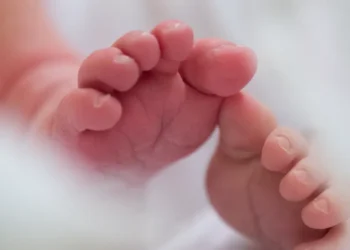 E dhimbshme! Humb jetën foshnja 10-muajshe në Shqipëri, shkak stafi mjekesor?