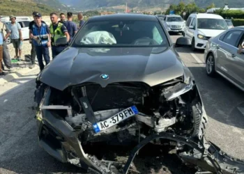 Aksident i rëndë në vend! Perplasen dy mjete, nje person mbetet i…