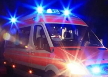 Makina përplaset me murin, dy të plagosur