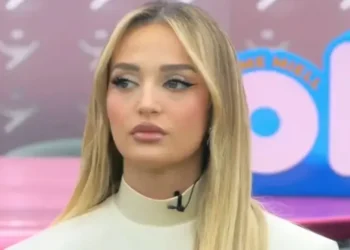 Nuk do e beson i dot! Ky qenka babai i Selin, portreti i panjohur që ka trazuar lojën brenda BBVA! (Foto)