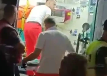 E rende/ Kishte dal xhiro ne pedonalen e qytetit,fëmija bie nga lartësia, dërgohet me urgjencë në spital