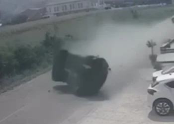 Makina fluturon në ajër nga forca e përpIasjes! Aksident tronditës në vend, ja cfarë raportohet!