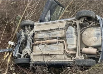 Aksident tronditës! Makina përfundon në grop, humb jetën shoferi