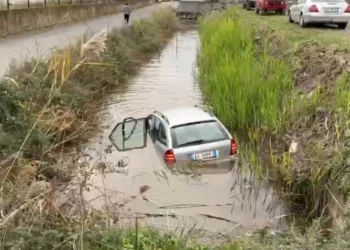 Aksident i frikshëm në vend: Makina përfundon në kanalin e ujit, dy persona thuhet se…’