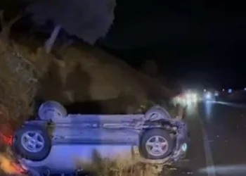 PërpIasje e fortë gjatë natës mes dy makinave, njëra përmbyset në rrugë!