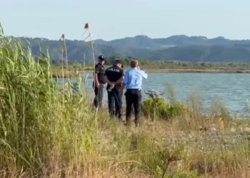 Mjerë ajo familje! Mb*tet 16 vjecari në vend, shoku i tij përfundon në spital