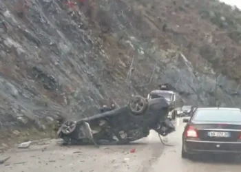 Aksident i rëndë në vend, përmbyset automjeti!