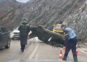 Aksident fatal në vend! Tentoi të shmangte dherat në rrugë makina kthehet përmbys, dy persona…