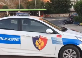 Makina doli nga rruga, plagosen tre anëtarë të një familje