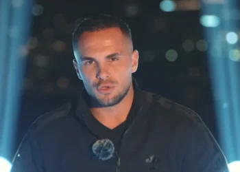 Shtanget rrjeti! Edi ‘kryen’ telefonatë nga brenda shtëpisë së BBVK? Ja video që e dëshmon