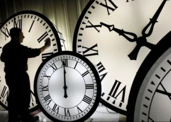 Nesër ndryshon ora, por si do të lëvizin akrepat këtë vit: 60 minuta para apo 60 minuta pas?