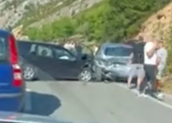 Aksident i katërfishtë në vend, makinat përplasen njëra pas tjetrës, disa persona…