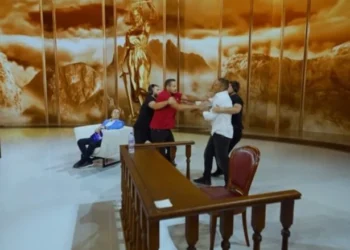 Eskalon situata në ‘Shihemi në Gjyq’, vëllezrit kacafyten me duar ‘Mua s’më njeh…’