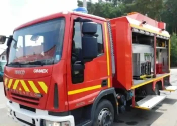 E frikshme/ Shpërthen bombola e gazit në Elbasan, flakët përhapen në brendësi të një magazine