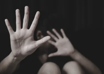 ‘Fajin e ka ajo dhe jo partneri im…’ Tmerr, nëna e 15 vjecares që u ab*zua se*ksualisht mbron bashkëjetuesin e saj