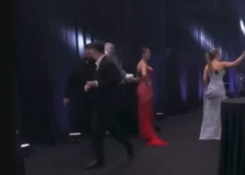 MOMENT I DYSHIMTE! Cfarë ndodhi mbrëmë pas kamerave mes Arbër Hajdarit dhe Mirit?