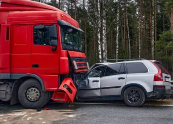 Aksident i rëndë në vend! Kamioni përplaset me makinën, dy persona…