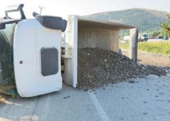 Aksident në aksin Tiranë-Durrës, përmbyset një kamion në autostrad! Dyshohet për…